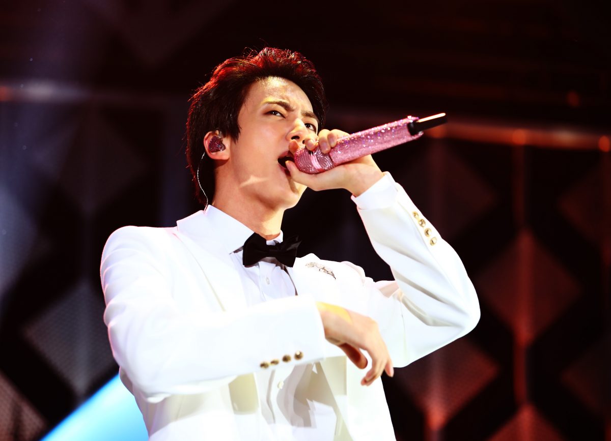 Jin de BTS se produit sur scène lors du Jingle Ball 2019 de 102.7 KIIS FM