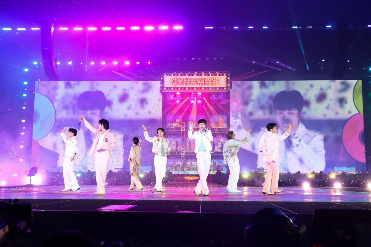 Les membres de BTS se produisent sur scène lors de 