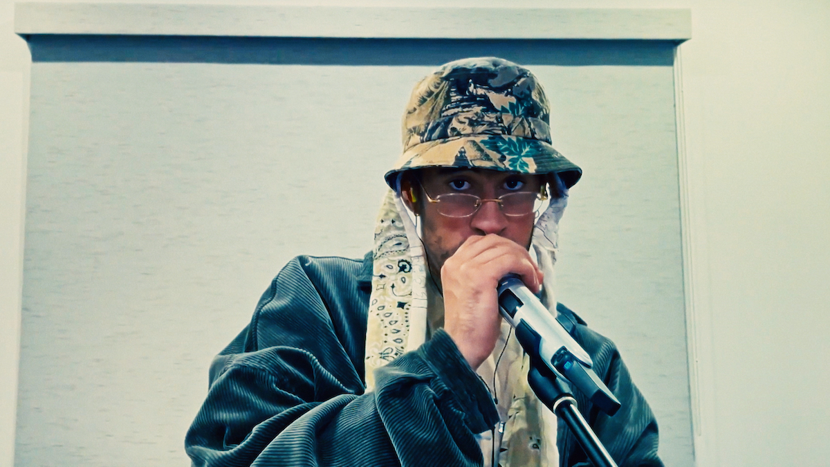 Bad Bunny portant un chapeau de seau