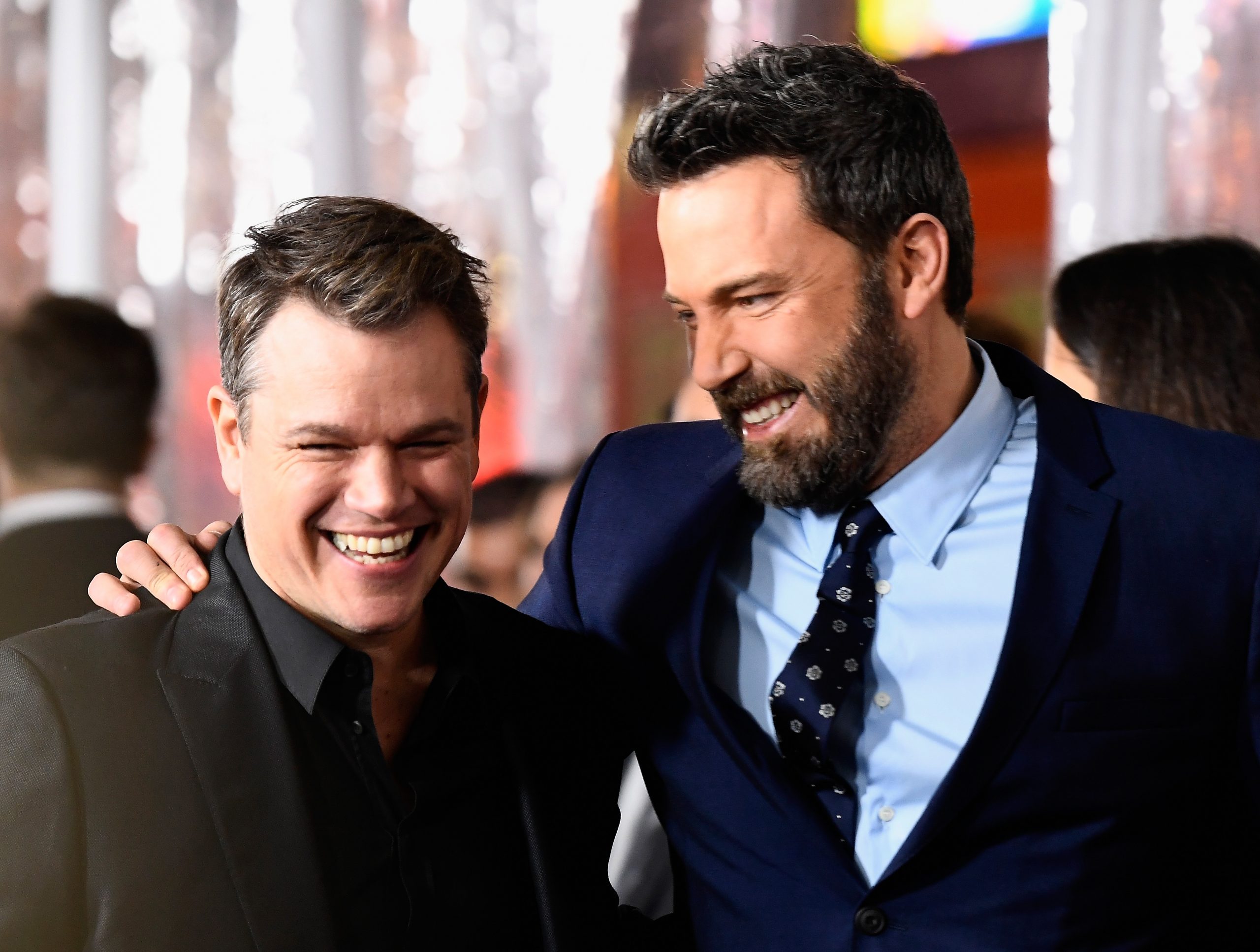 Ben Affleck met son bras autour de Matt Damon