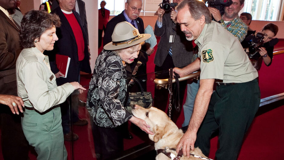 Comment Betty White a transformé un chien-guide au cœur brisé en sa « première dame »