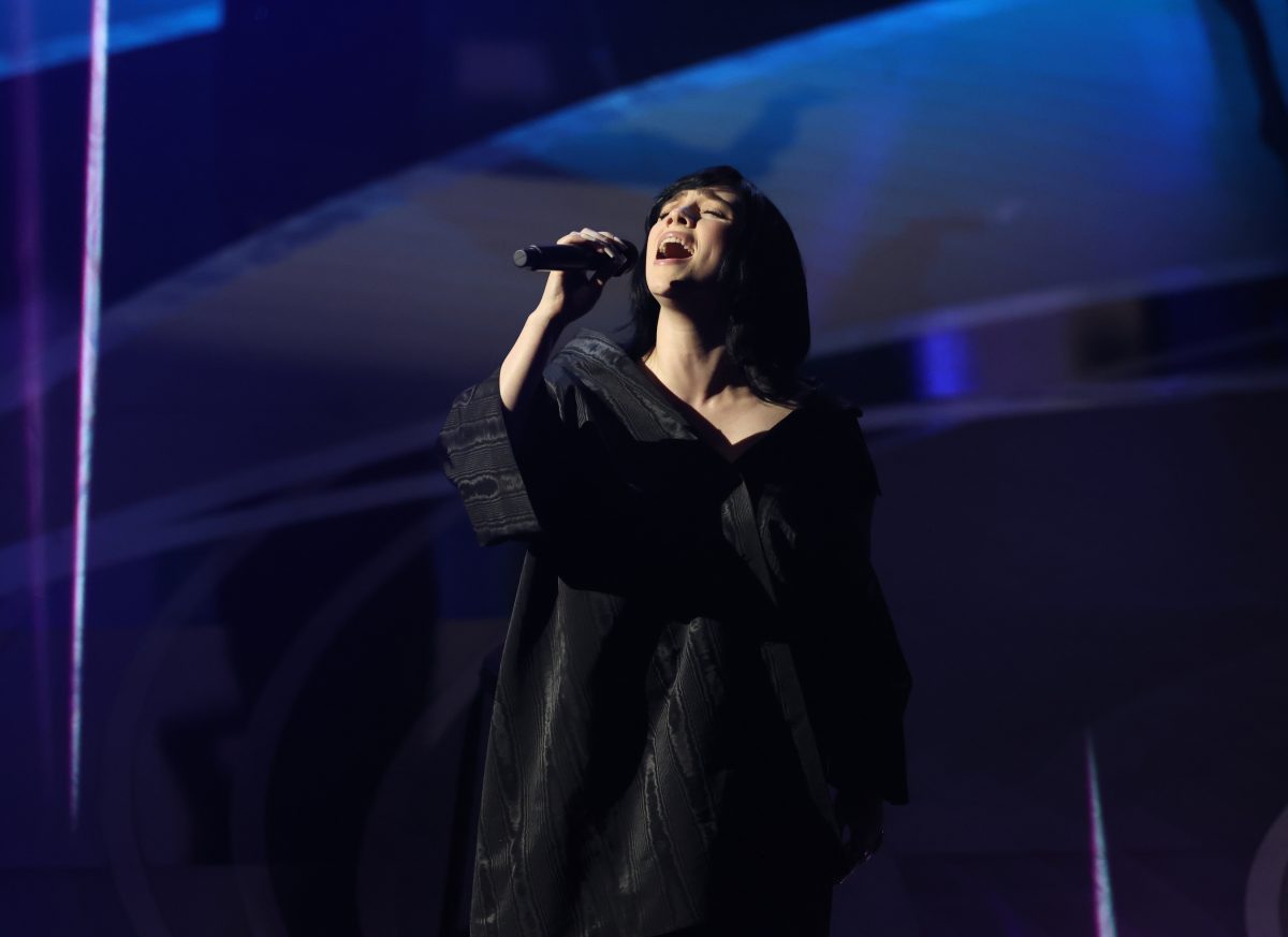 Billie Eilish et FINNEAS se produisent pendant le spectacle à la 94e cérémonie des Oscars