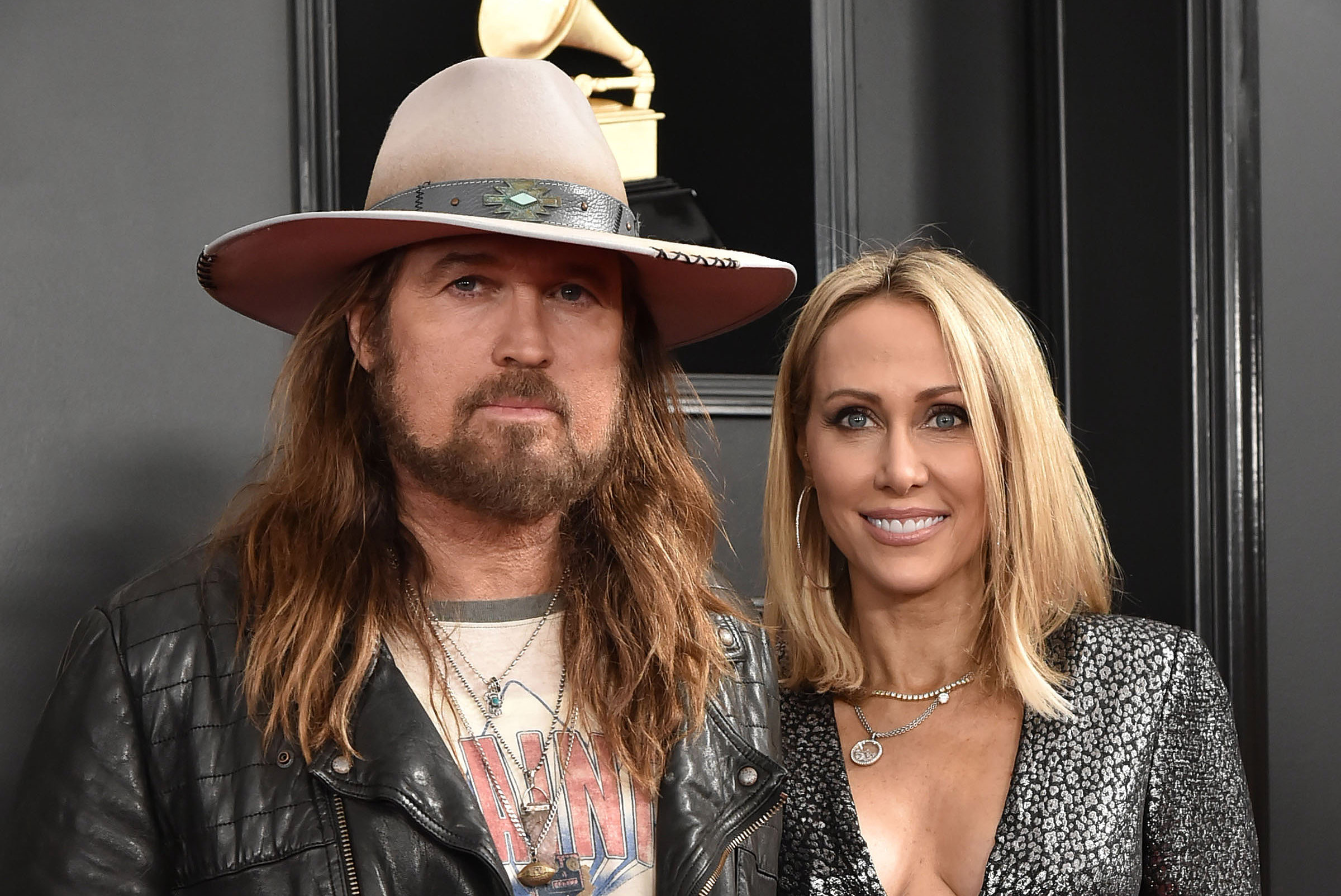 Billy Ray Cyrus et Tish Cyrus posant aux Grammy Awards