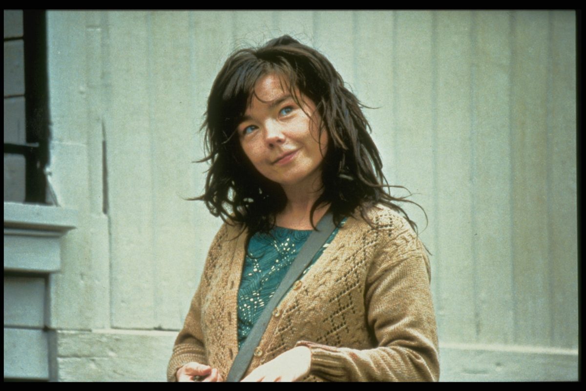 Björk dans le rôle de Selma dans 'Dancer in the Dark' portant des vêtements beiges et verts regardant sur le côté