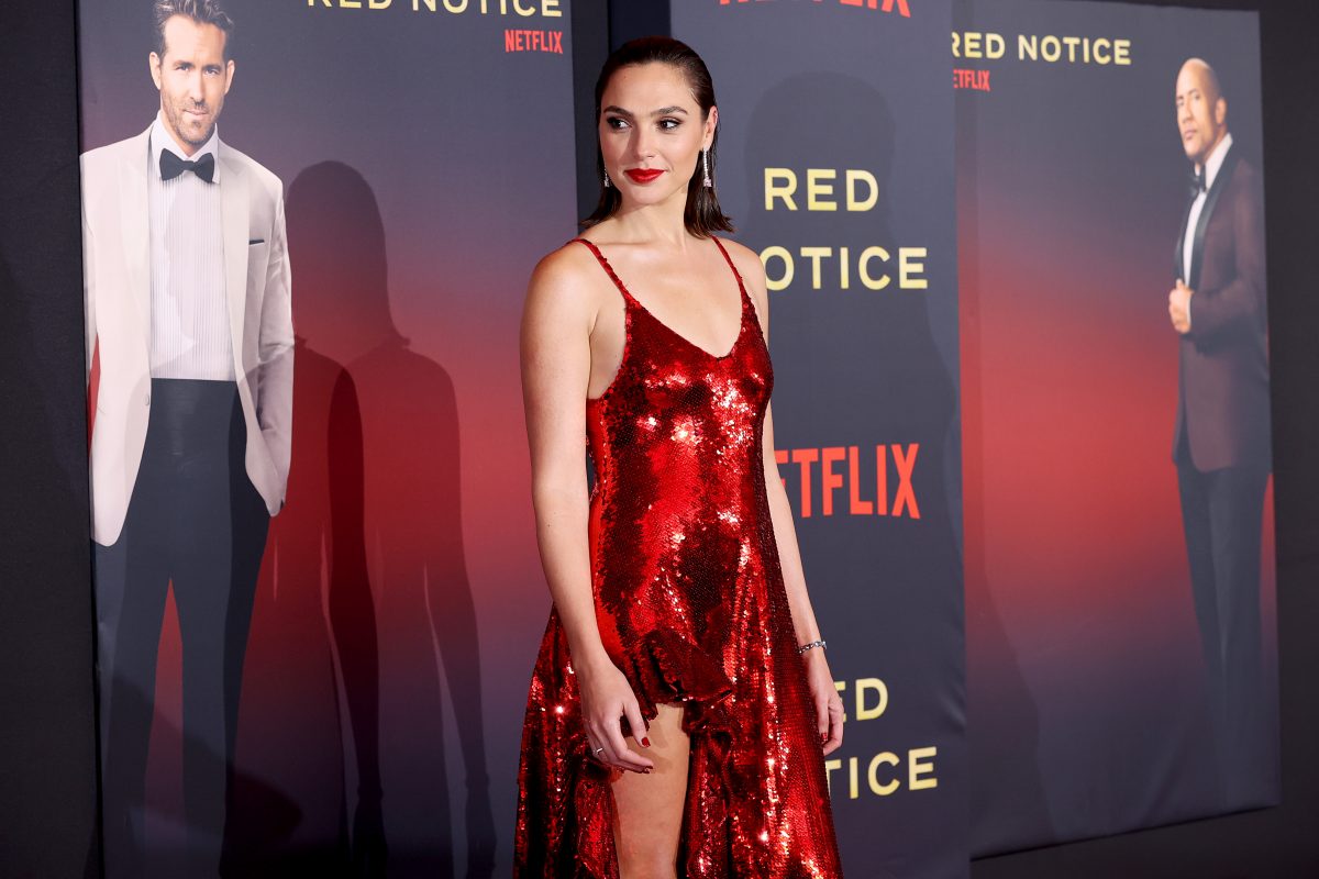 Gal Gadot, qui interprète la méchante reine dans le remake de Blanche-Neige de Disney, assiste à la première mondiale de la notice rouge de Netflix