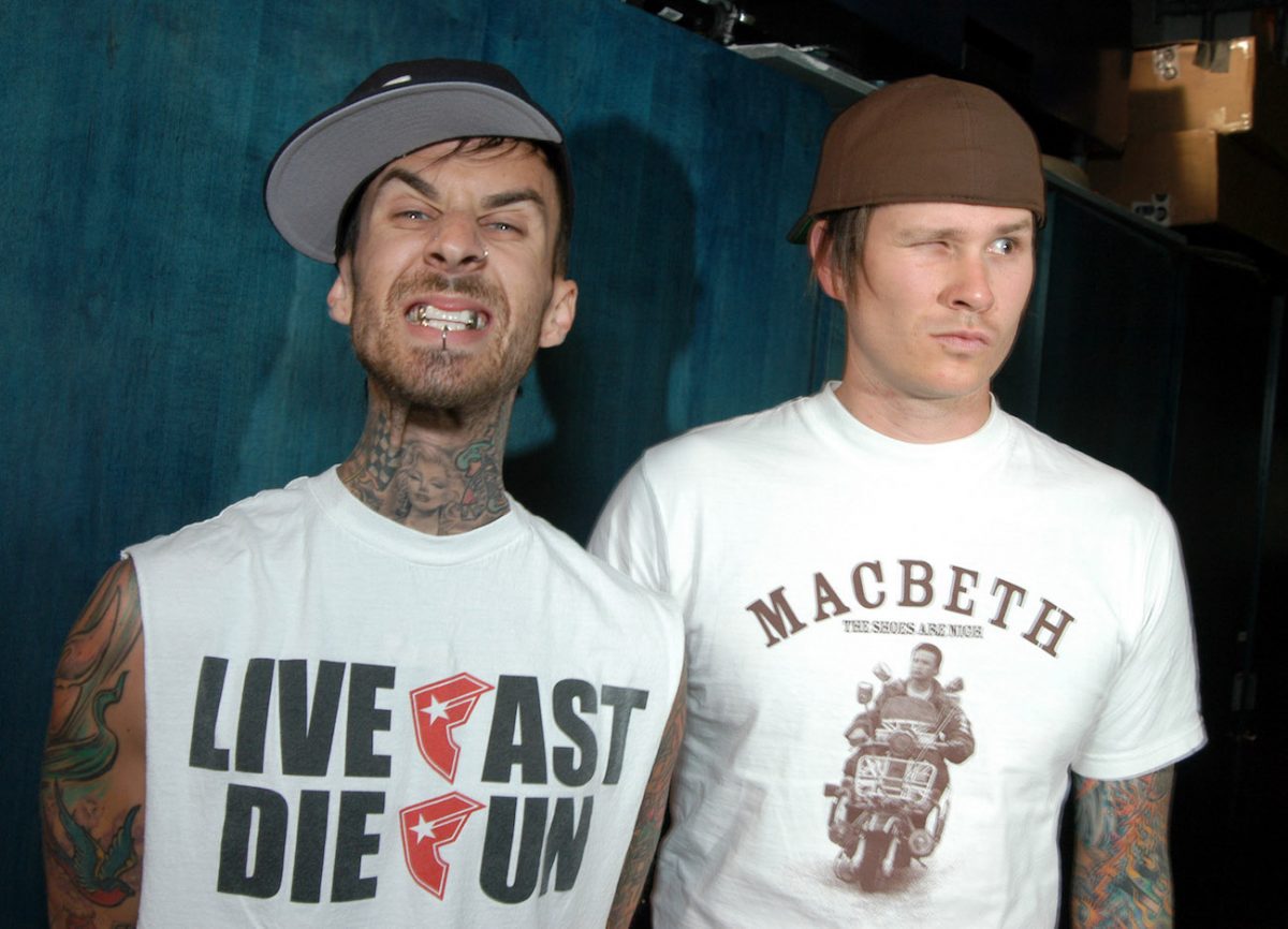 Travis Barker et Tom DeLonge lors de la visite de Blink-182 au 