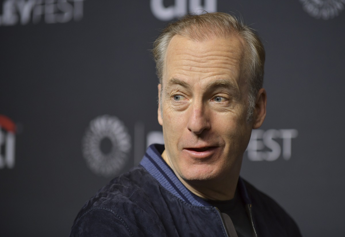 Bob Odenkirk avec un sourire narquois