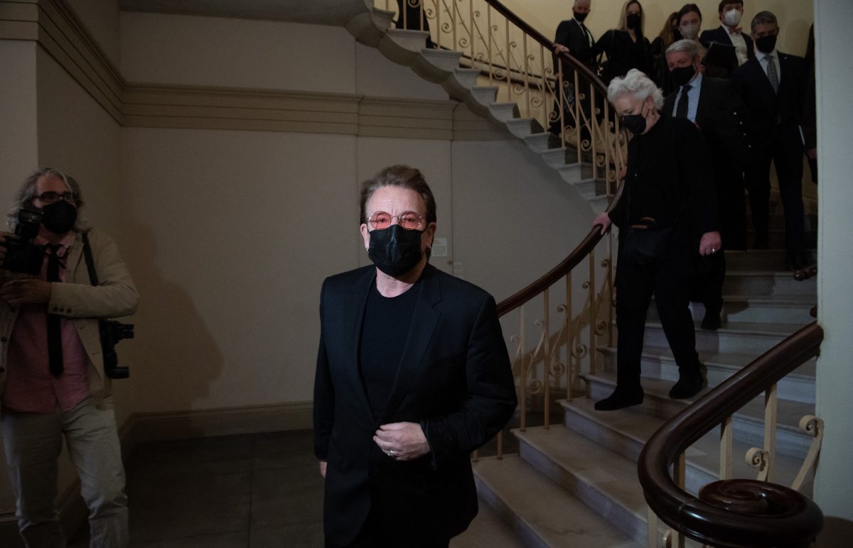 Le musicien Bono, chanteur de U2, se promène entre les réunions avec les législateurs américains