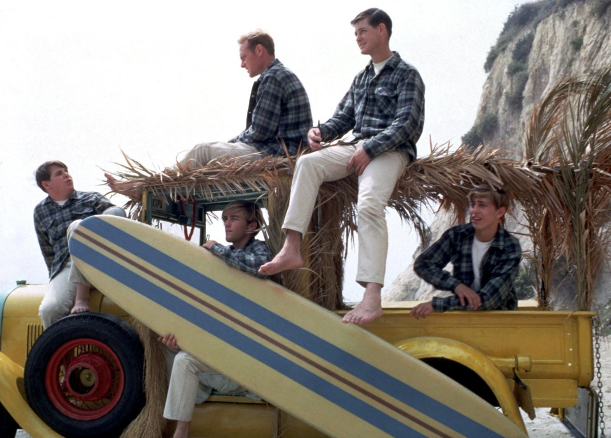 Les Beach Boys avec une voiture