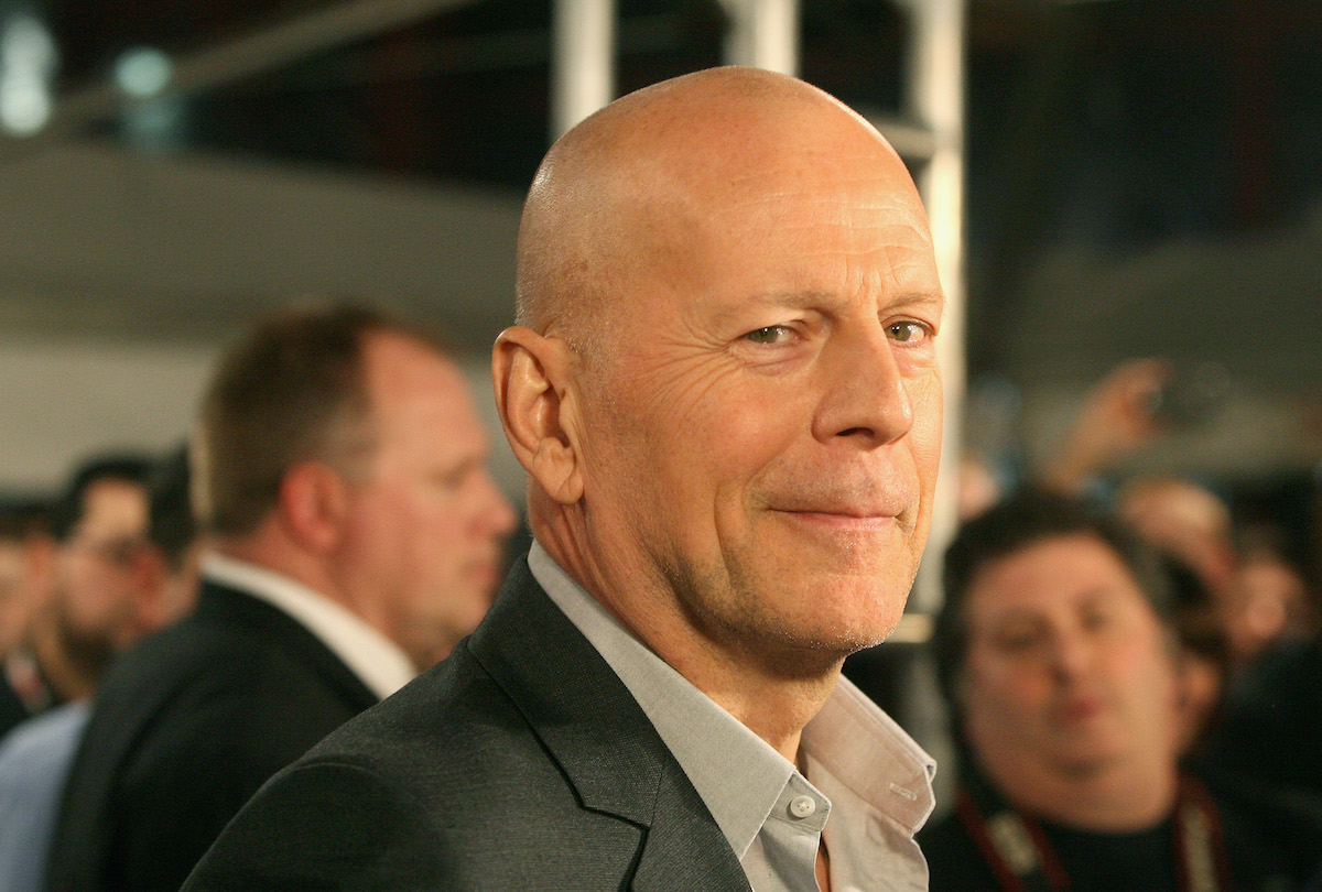Bruce Willis porte un costume et pose
