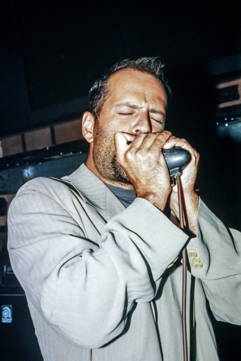 Bruce Willis joue de l'harmonica lors de l'inauguration du Planet Hollwood à New York.