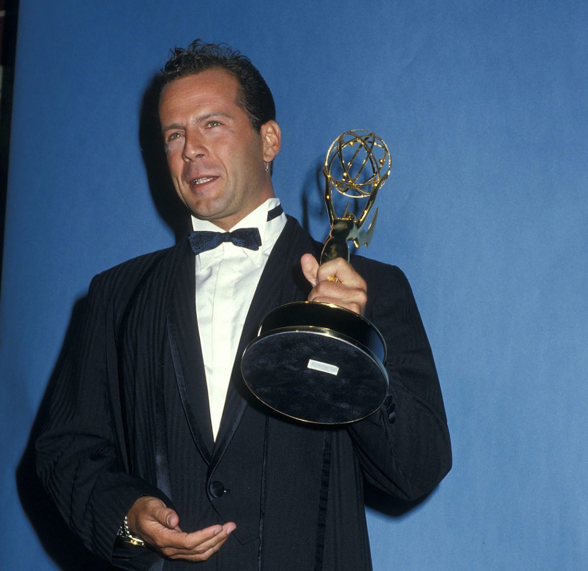 Bruce Willis pose avec son Primetime Emmy Award de 1987 récompensant l'acteur principal exceptionnel d'une série dramatique.