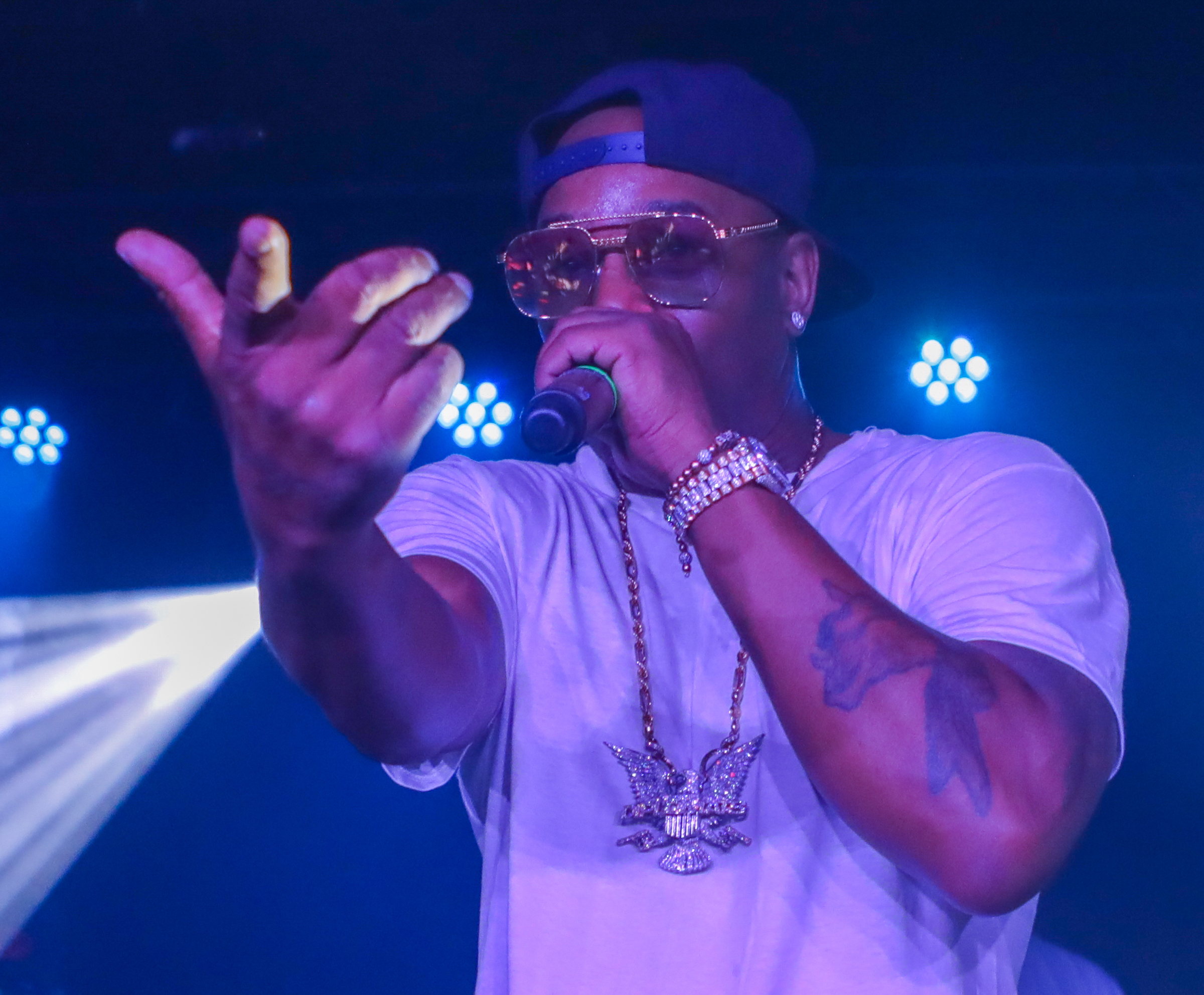 Cam'ron tient un micro en train de jouer
