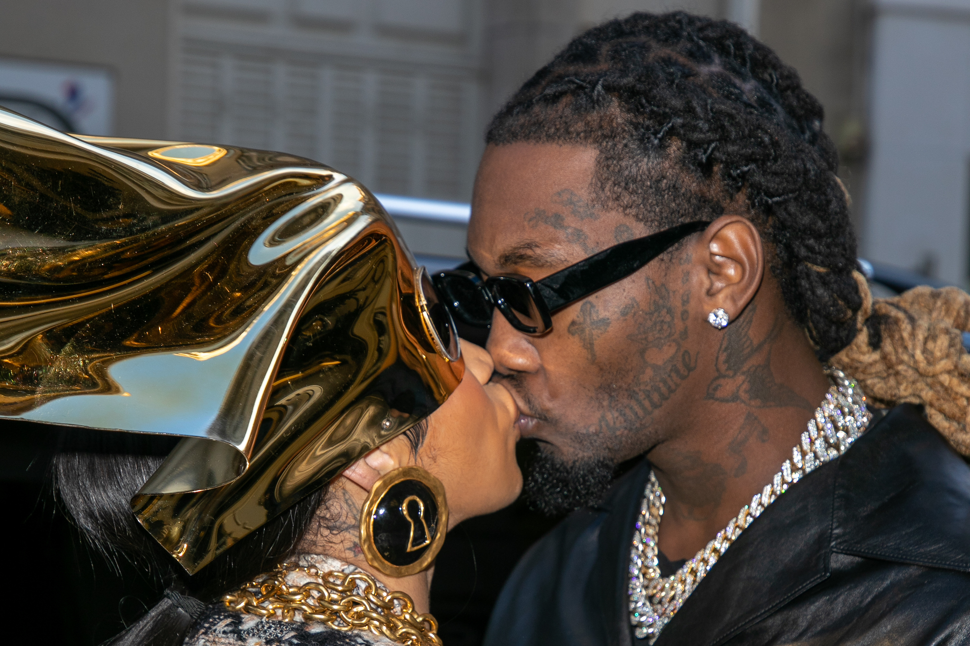 Cardi B et Offset s'embrassent