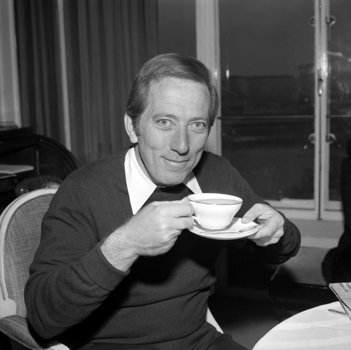 Andy Williams, chanteur de "I Want to Be Free", tient une tasse de thé