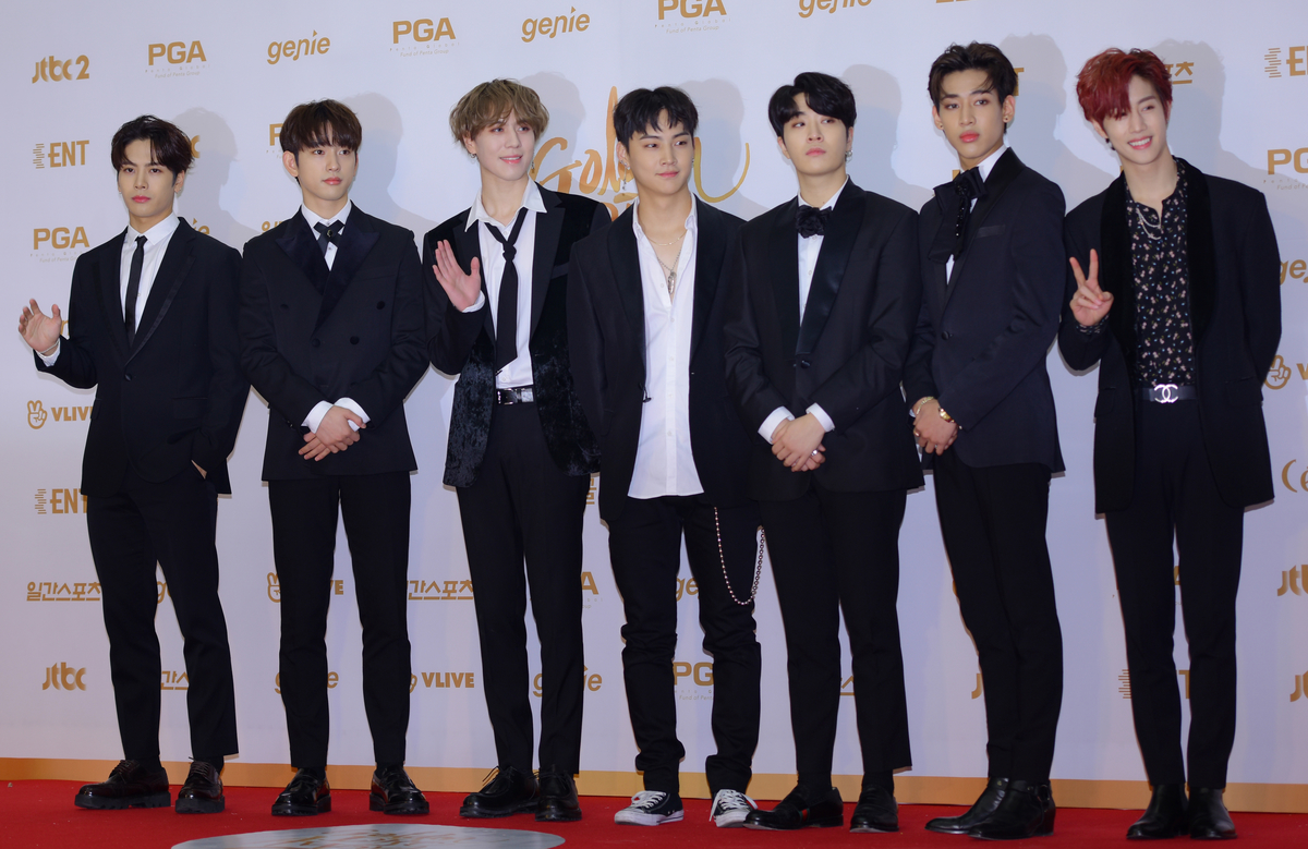 Vêtu de costumes noirs, GOT7 arrive aux Golden Disc Awards à Goyang, en Corée du Sud.