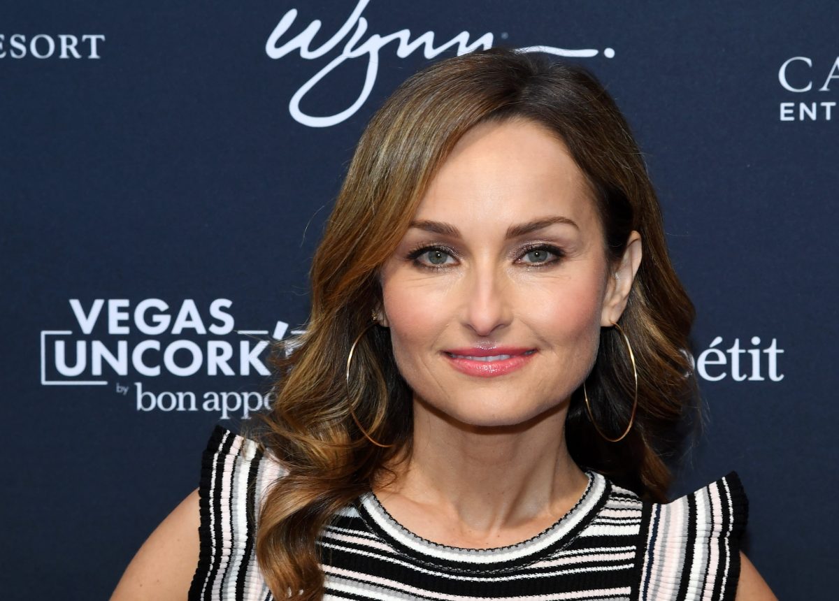 Giada De Laurentiis, personnalité de Food Network, porte un haut sans manches à rayures sur cette photo.