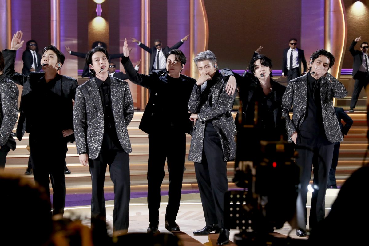 J-Hope, Jin, Jungkook, RM, Suga et V de BTS se produisent lors de la 64e cérémonie annuelle des GRAMMY Awards au MGM Grand Garden Arena