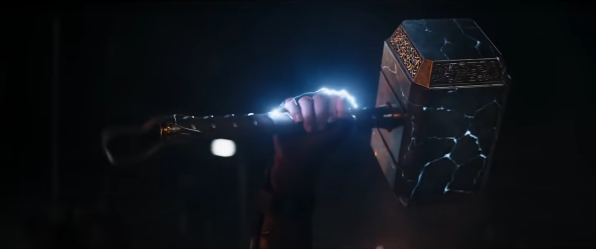 Jane Foster (Natalie Portman) brandissant Mjölnir dans la bande-annonce de 'Thos : Love and Thunder'