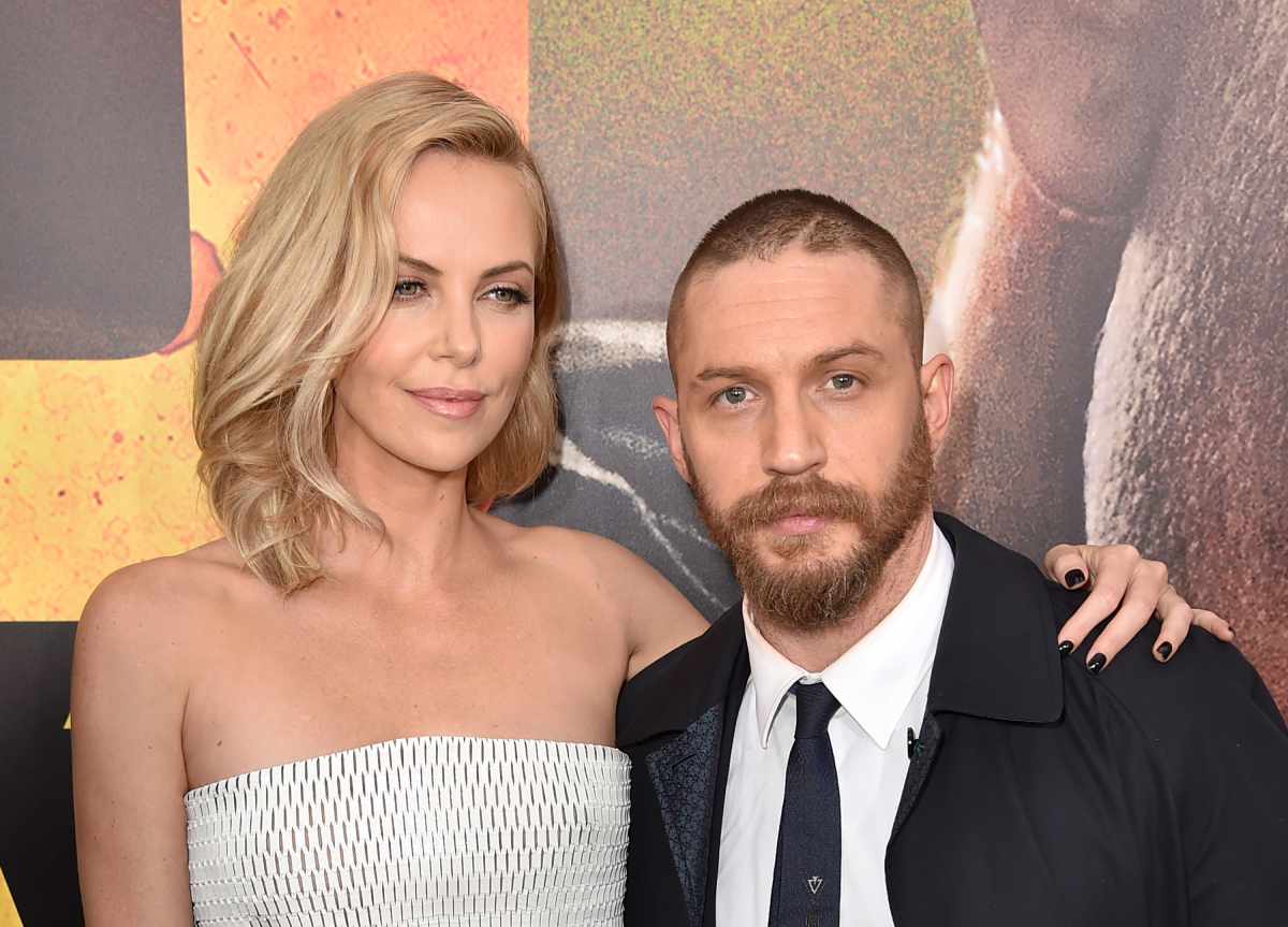 Charlize Theron dans une robe blanche sans bretelles et Tom Hardy dans une cravate et une veste assistent à la première de Warner Bros Pictures' "Mad Max: Fury Road" au TCL Chinese Theatre le 7 mai 2015