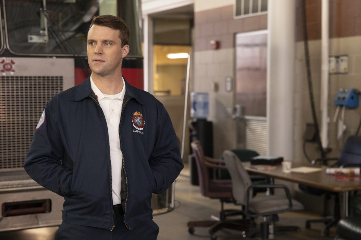 Jesse Spencer joue Matt Casey sur Chicago Fire alors qu'il se tient dans la caserne des pompiers. 