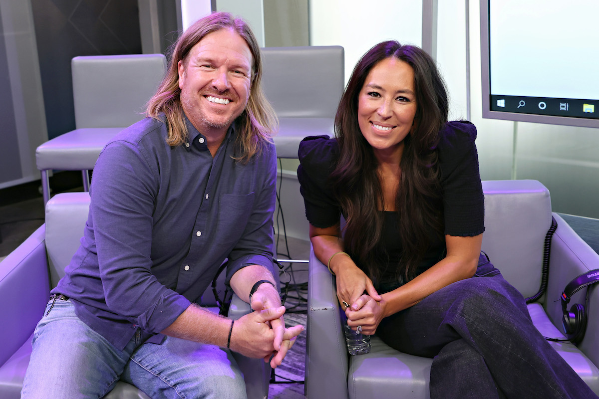 Chip et Joanna Gaines assis et souriants apparaissent à l'interview de SiriusXM Studios