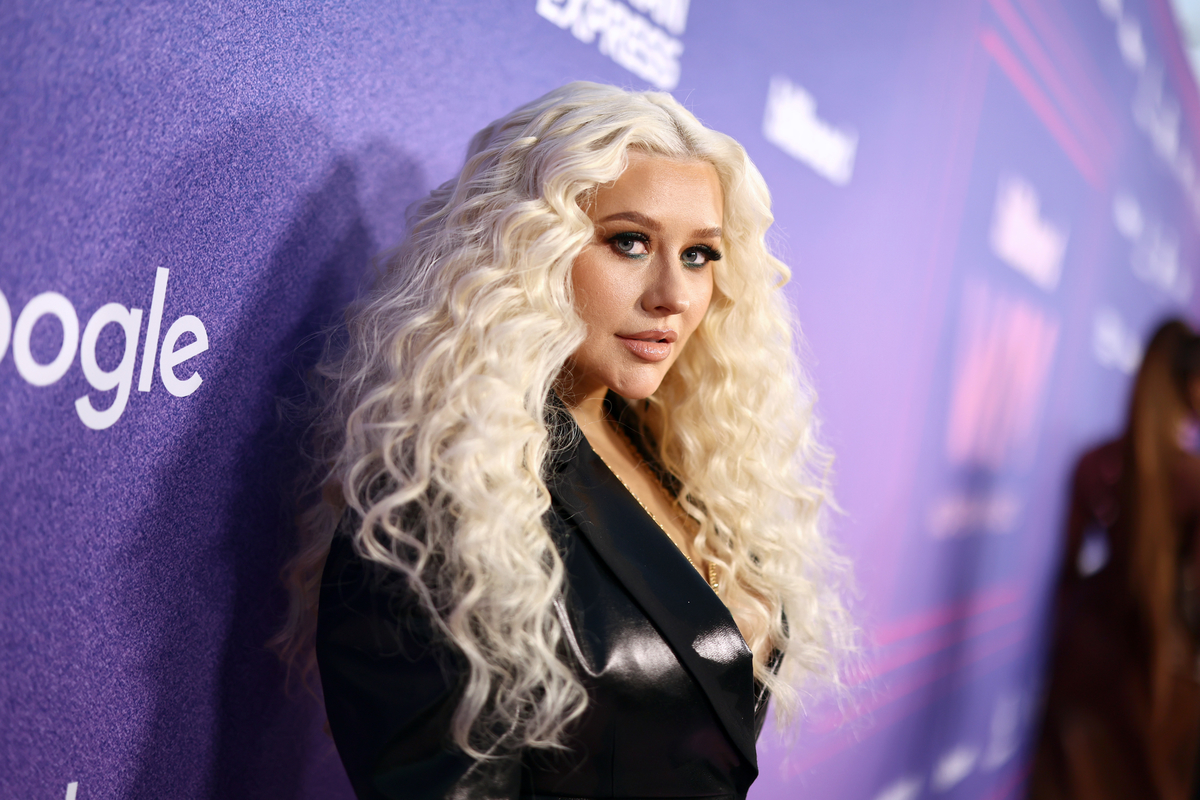 Christina Aguilera pose pour les photographes lors de l'événement Billboard Women in Music 2022 à Los Angeles, en Californie.