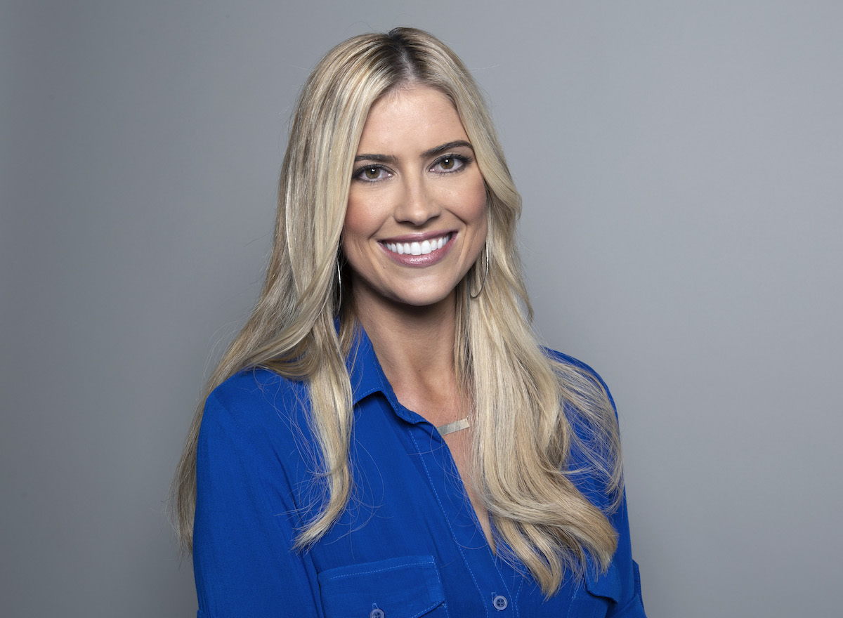 Christina Haack sourit à la caméra dans une chemise bleu vif.