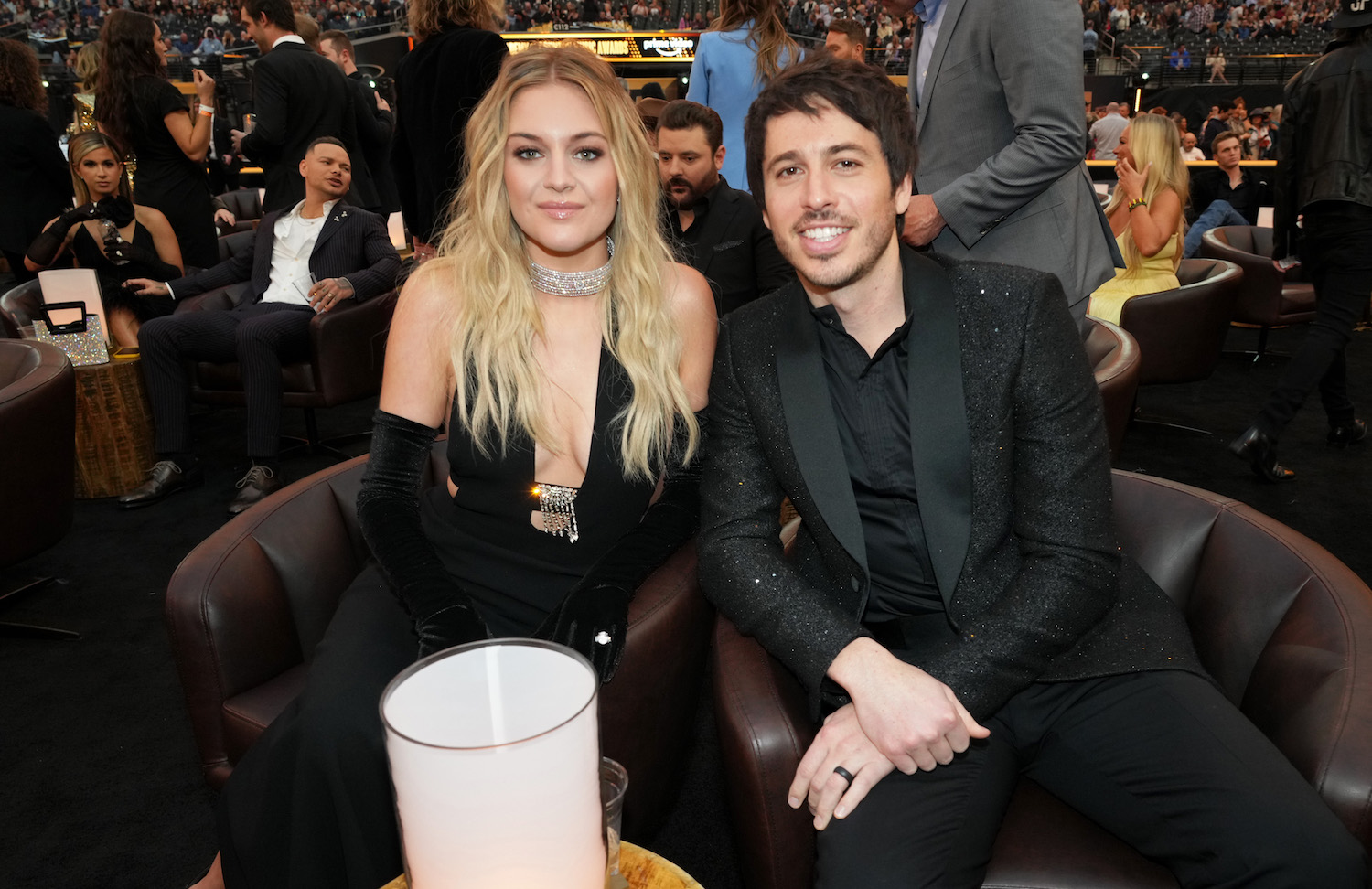 Kelsea Ballerini (L) et Morgan Evans assistent à la 57e Academy of Country Music Awards au stade Allegiant le 07 mars 2022 à Las Vegas, Nevada.