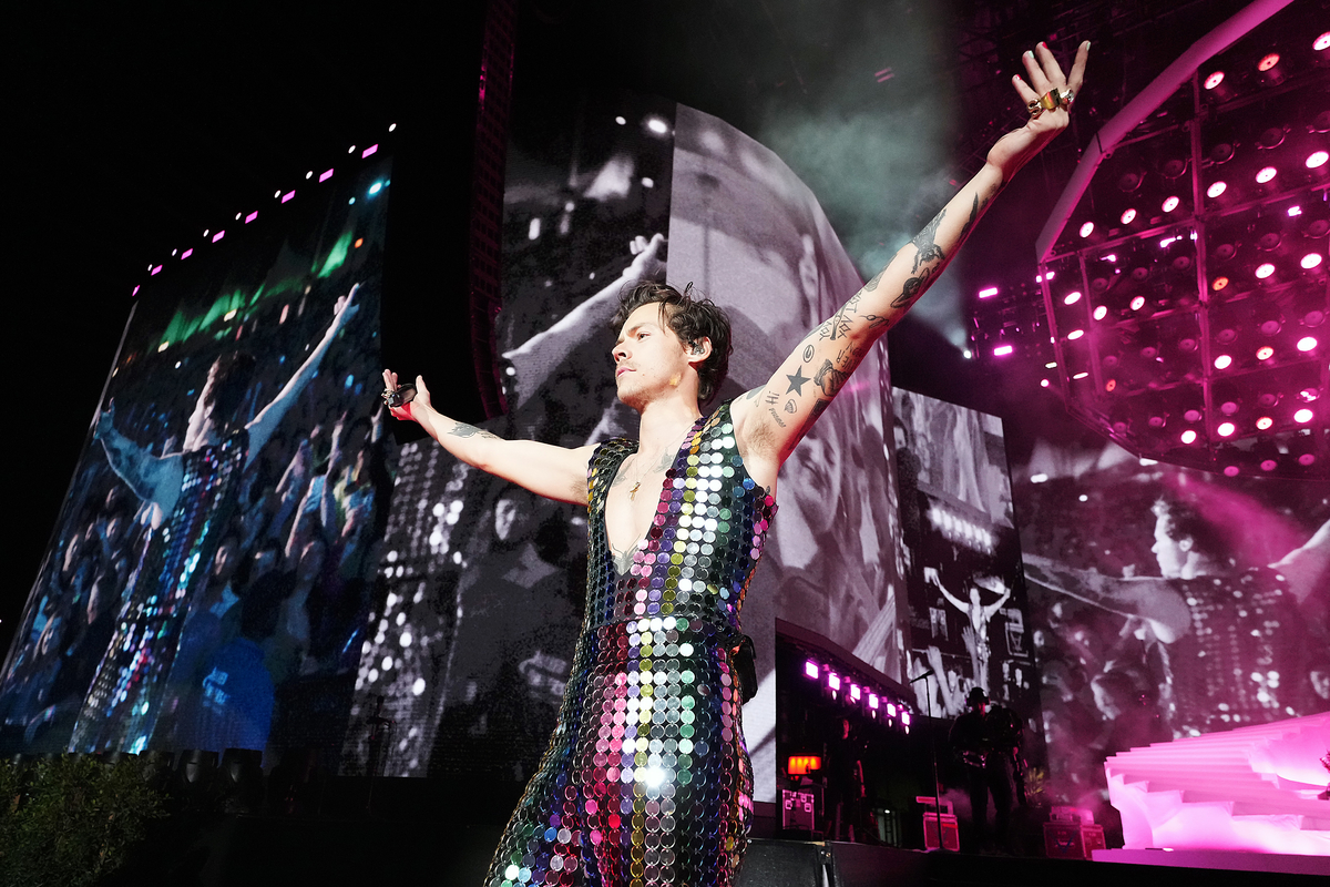 Vêtu d'une combinaison arc-en-ciel, Harry Styles se produit sur scène à Coachella 2022 à Indio, en Californie.