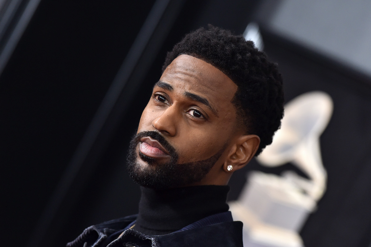 Big Sean vêtu de noir