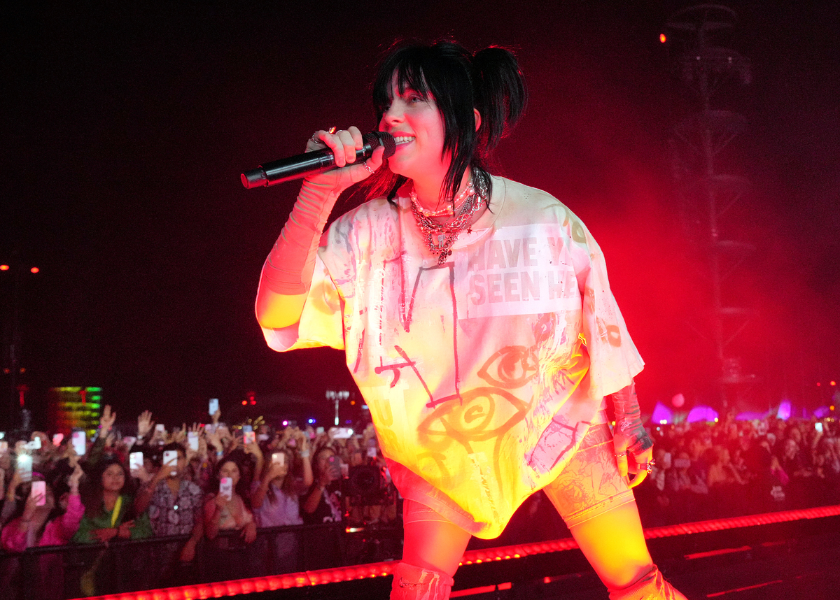 Vêtue d'un short de motard et d'un haut à manches courtes, Billie Eilish se produit sur scène au festival de musique Coachella à Indio, en Californie.