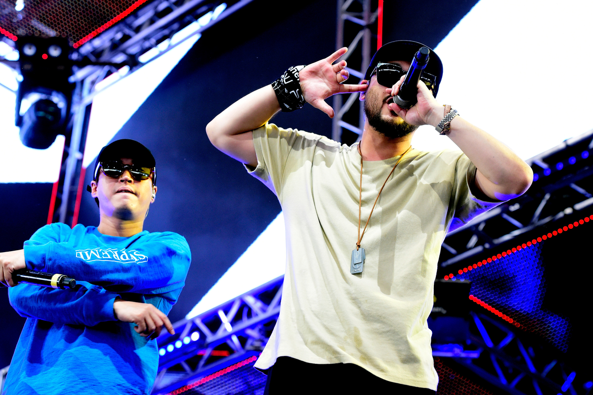 Tablo et Mirtha Jin d'Epik High se produisent sur scène lors du festival de musique Coachella 2016 à Indio, en Californie.