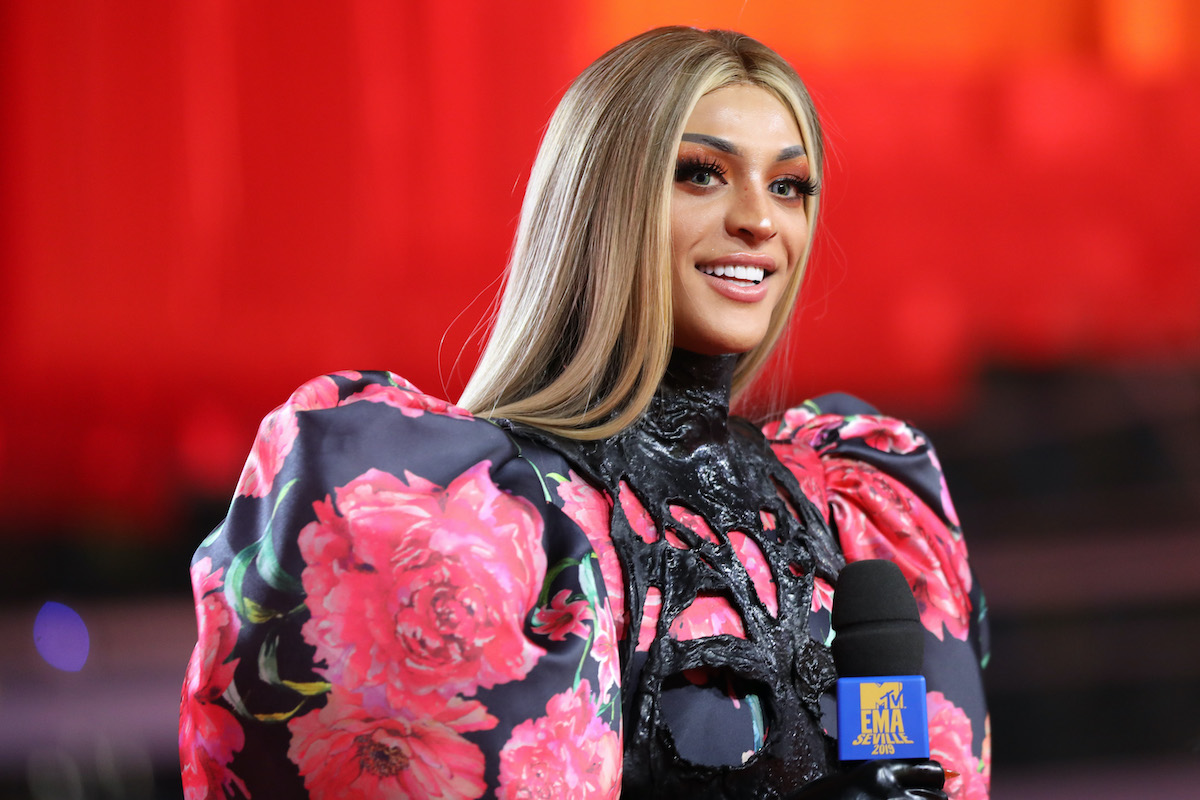 Pabllo Vittar portant une chemise à fleurs