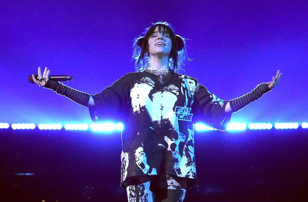 Habillée en noir et blanc, Billie Eilish se produit sur scène lors de la tournée Happier Than Ever à Inglewood, en Californie.  Elle est la tête d'affiche de Coachella ce week-end. 