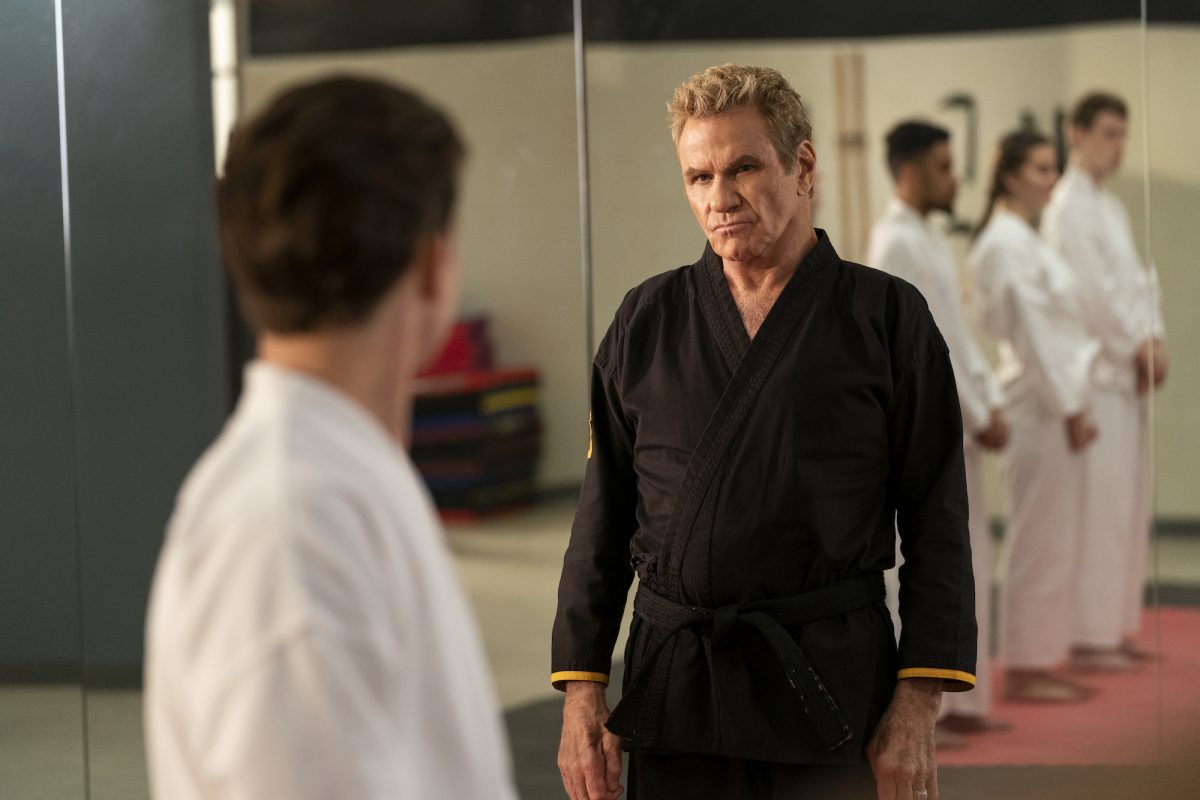'Karate Kid' John Kreese acteur Martin Kove enseigne à un étudiant dans le dojo Cobra Kai