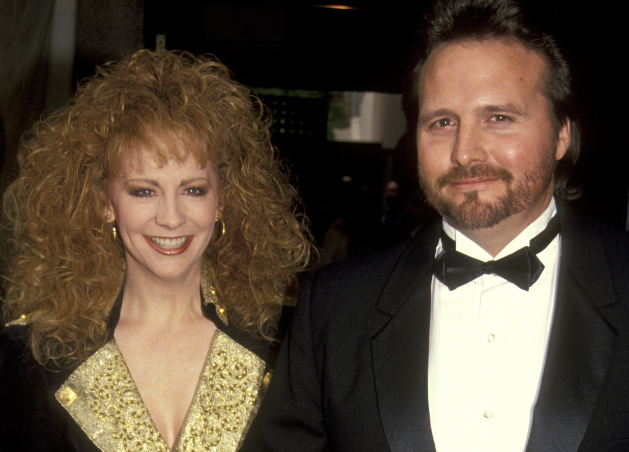 Reba McEntire et Narvel Blackstock posent ensemble pour une photo c.  1991