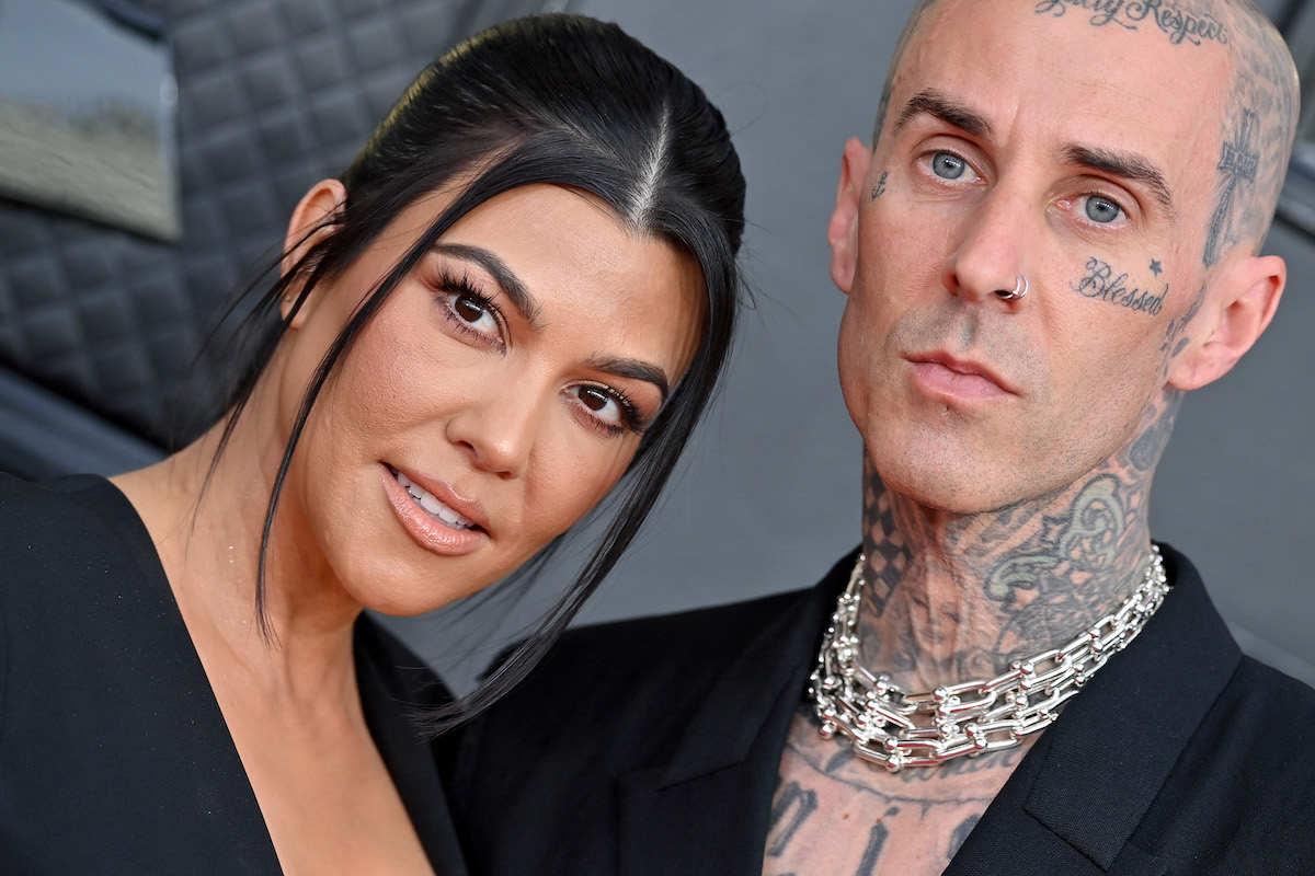 Kourtney Kardashian et Travis Barker aux Grammy Awards 2022.