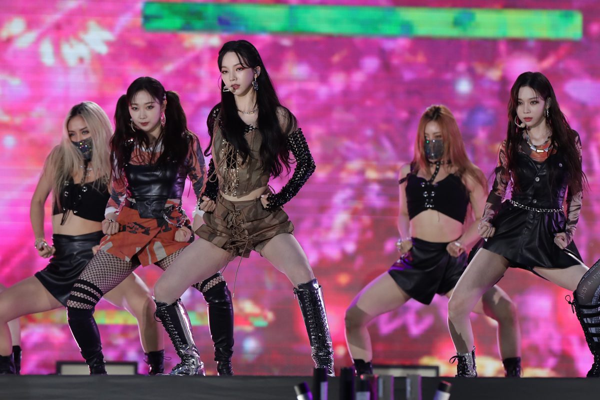 Le groupe de filles aespa se produit sur scène lors de la 27e édition du concert annuel