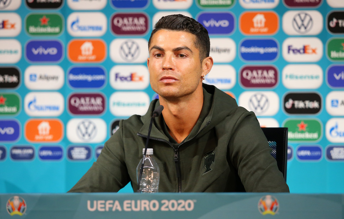Cristiano Ronaldo portant un pull olive