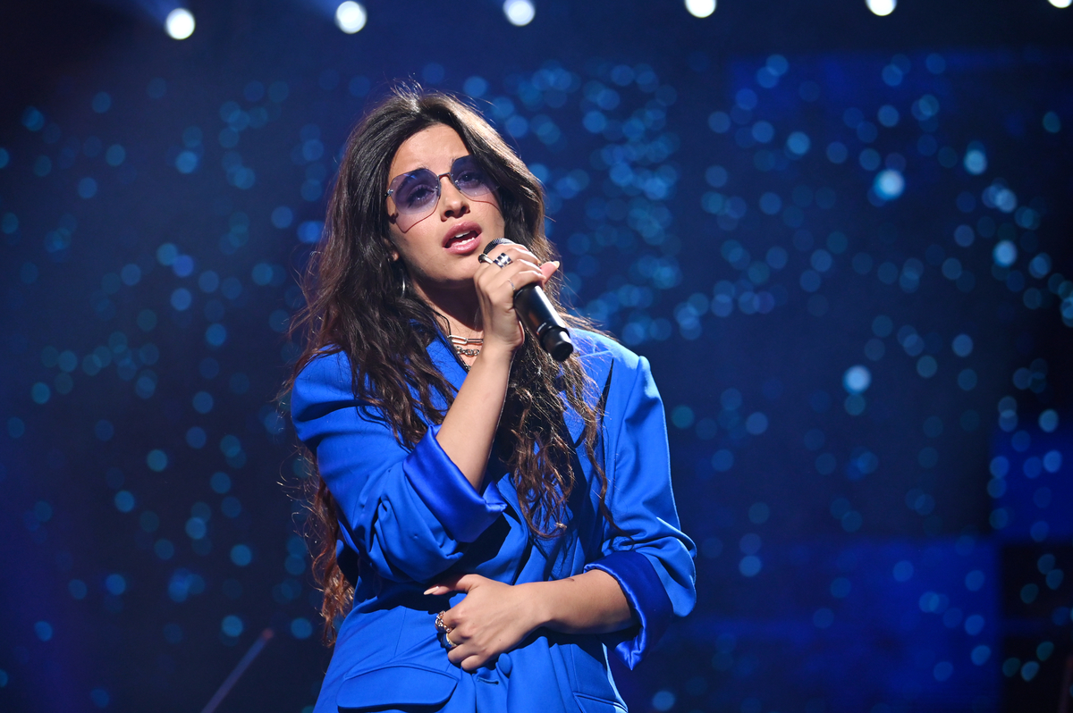 Vêtue de bleu, Camila Cabello se produit lors d'un concert pour l'Ukraine à Birmingham, en Angleterre.