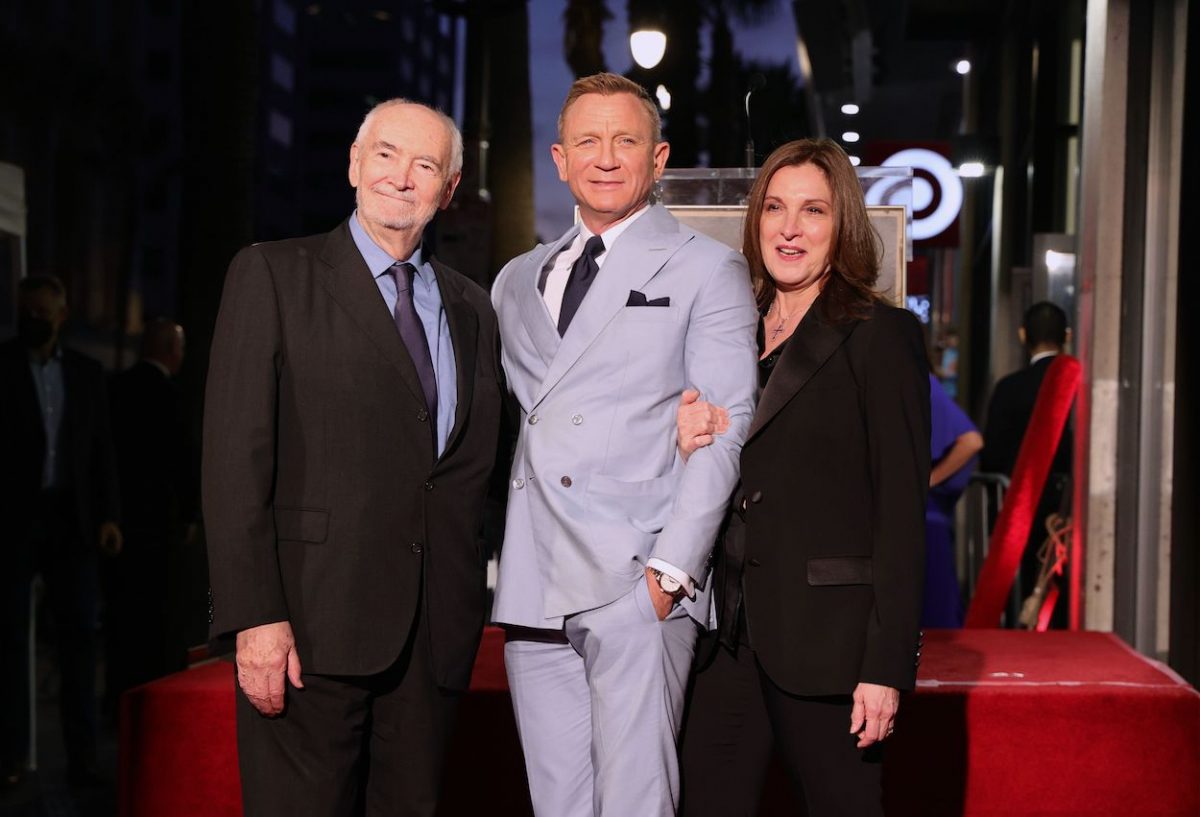 Daniel Craig (au milieu) avec les producteurs de 