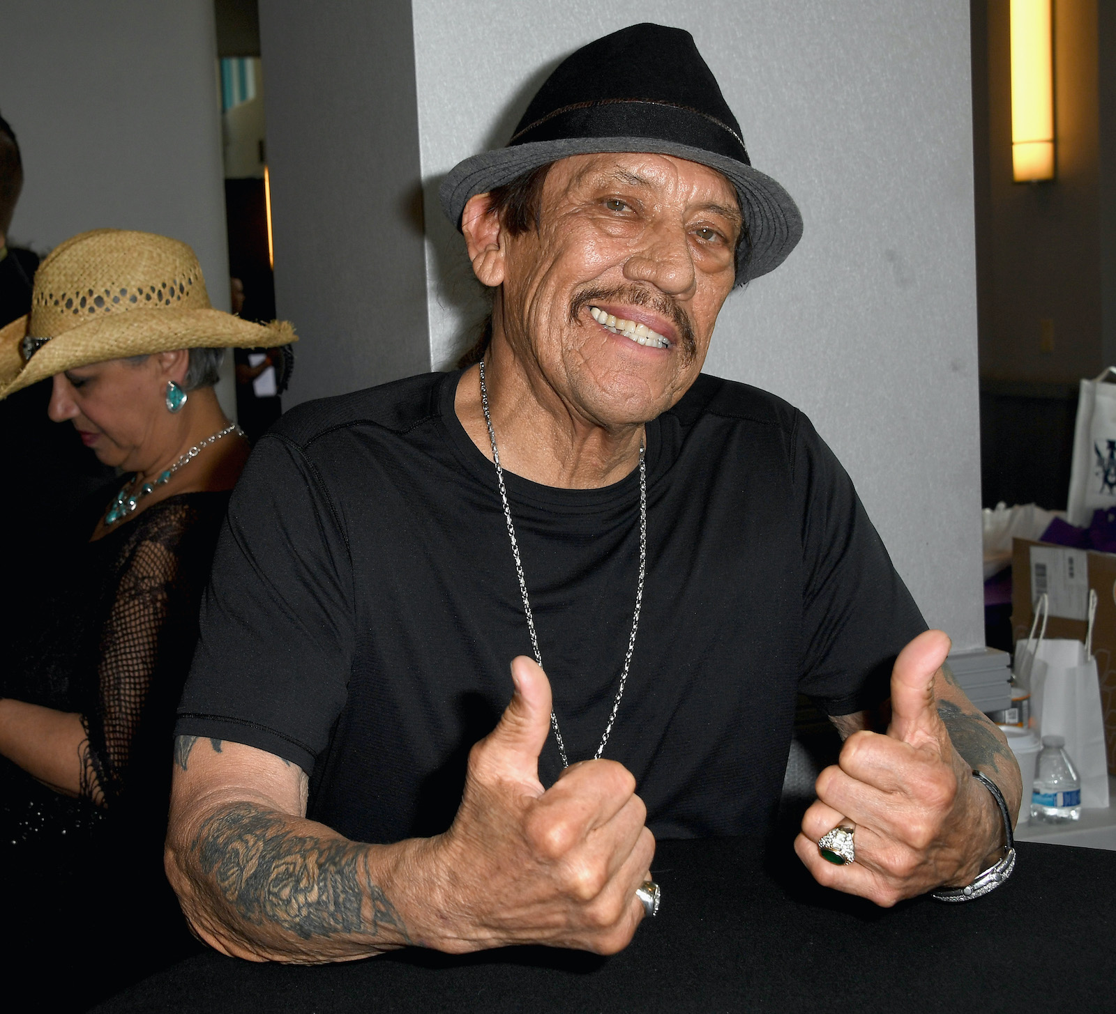 Danny Trejo a assisté au Hollywood Show et donne à la caméra les deux pouces vers le haut