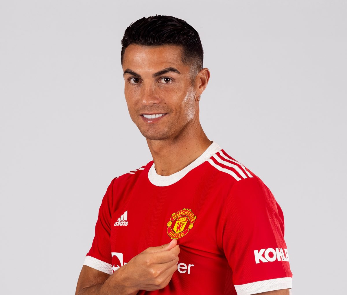 Cristiano Ronaldo, qui possède des jets privés, pose pour une photo après avoir signé avec Manchester United en 2021