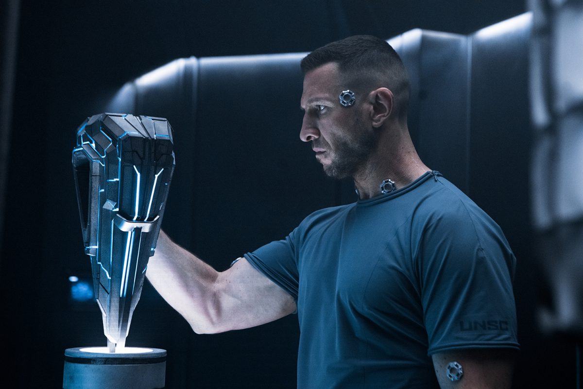 Pablo Schreiber en tant que Master Chief dans Halo Saison 1 Episode 3.
