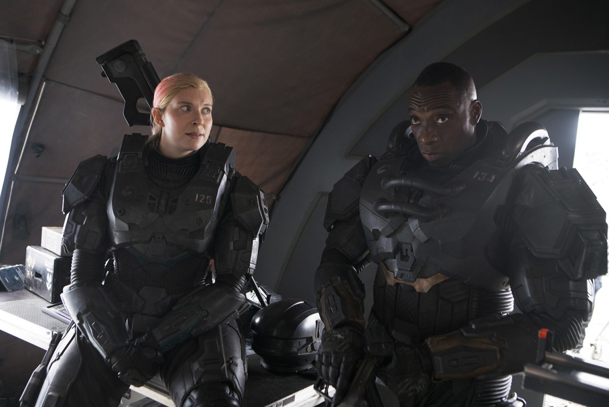 Kate Kennedy en tant que Kai et Bentley Kalu en tant que Vannak dans l'épisode 5 de Halo.