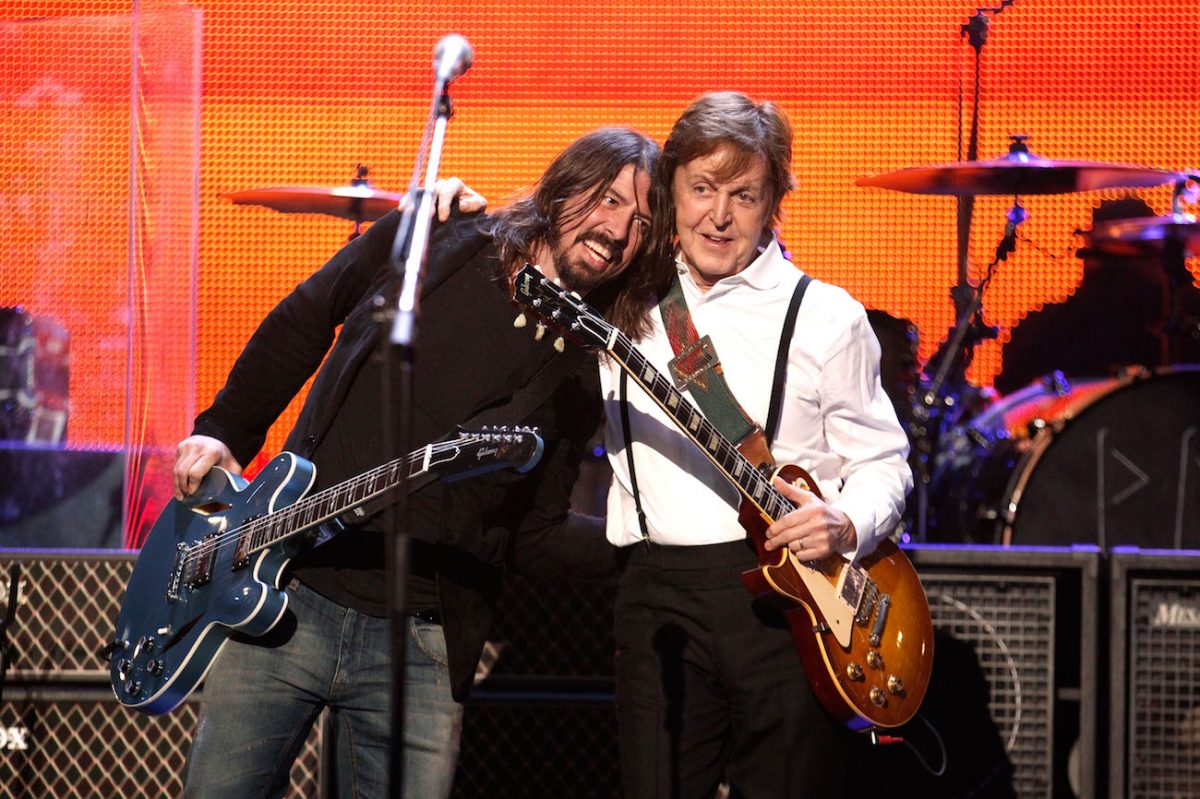 Dave Grohl et Paul McCartney lors du gala de la personne de l'année MusiCares 2012 en l'honneur de Paul McCartney.