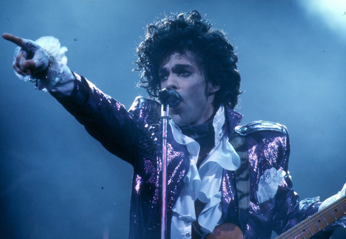 Prince en violet lors d'un concert au Fabulous Forum en 1985.