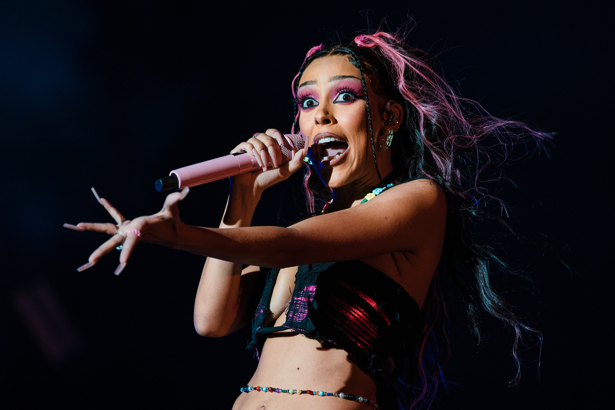 Doja Cat se produit en portant un haut court noir et rose lors du festival de musique Lollapalooza Brazil à Sao Paulo, au Brésil.