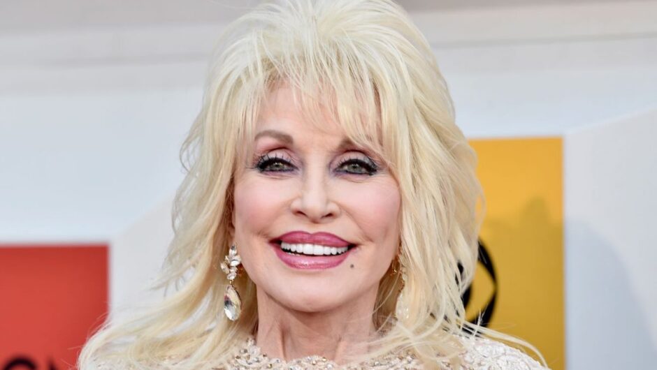 Dolly Parton appelle à la prière pour les habitants de sa ville natale au milieu des incendies de forêt